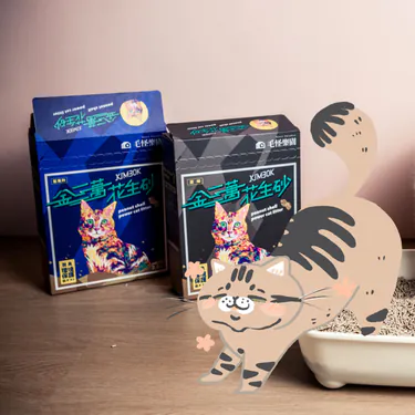 俏皮的Q版貓咪用著貓砂盆,背景顯示兩款包裝的金礦花生貓砂,展現日常用砂情境及維持環境清潔的實用搭配,很適合關心毛孩環境的家庭。